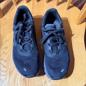 On Running women's size 9 Black Athletic Shoes